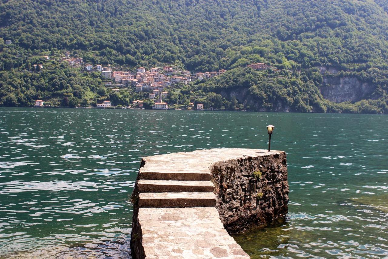 House On The Lake Shore Of לאליו מראה חיצוני תמונה